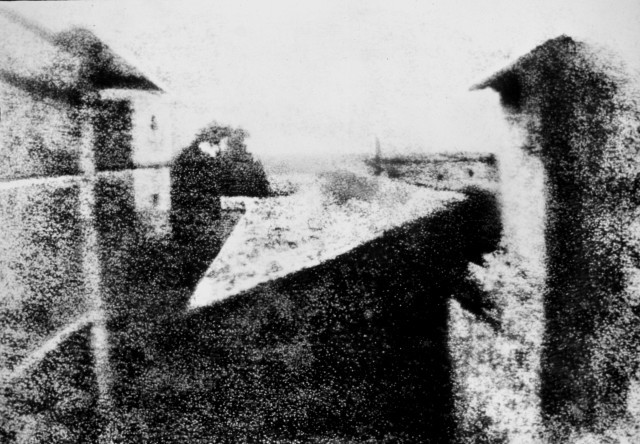 Widok z okna w Le Gras – pierwsza, udana, trwała fotografia wykonana przez Nicéphore Niépce w 1826, naświetlana była 8 godzin