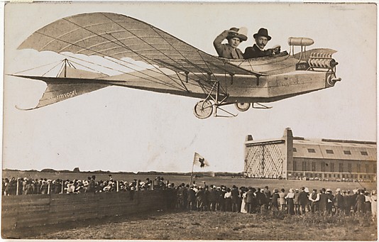 Lot samolotem nad tłumem, tym obrazkiem trudno nas dziś omamić - widzimy wszystko jak na dłoni, 1910