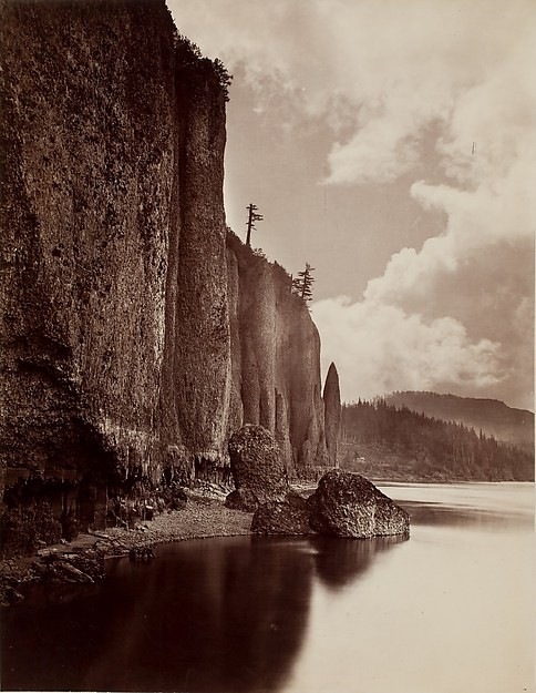 Nieco późniejsze od wyżej wspomnianych eksperymenty z podwójną ekspozycją i składaniem dwóch zdjęć: Cape Horn, Columbia River, Oregon, autorstwa Carleton E. Watkins, datowany na 1867