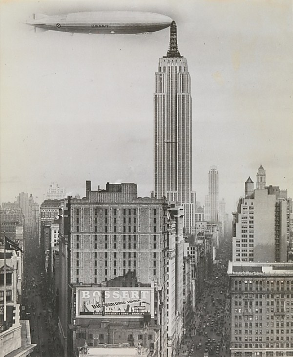 Scena absurdalna?, nie do końca: antenę Empire State Building faktycznie zaprojektowano do dokowania sterowców, jednak finalnie przystań powietrzna nigdy nie przyjęła pasażerów - zdjęcie jest sfabrykowane, sterowiec nadmiernie duży, mimo to fotografię tę opublikowało wiele gazet, autor nieznany, 1930