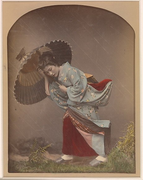 Dodane kolory i deszcz w "Woman with umbrella in rain", Kusakabe Kimbei, 1870